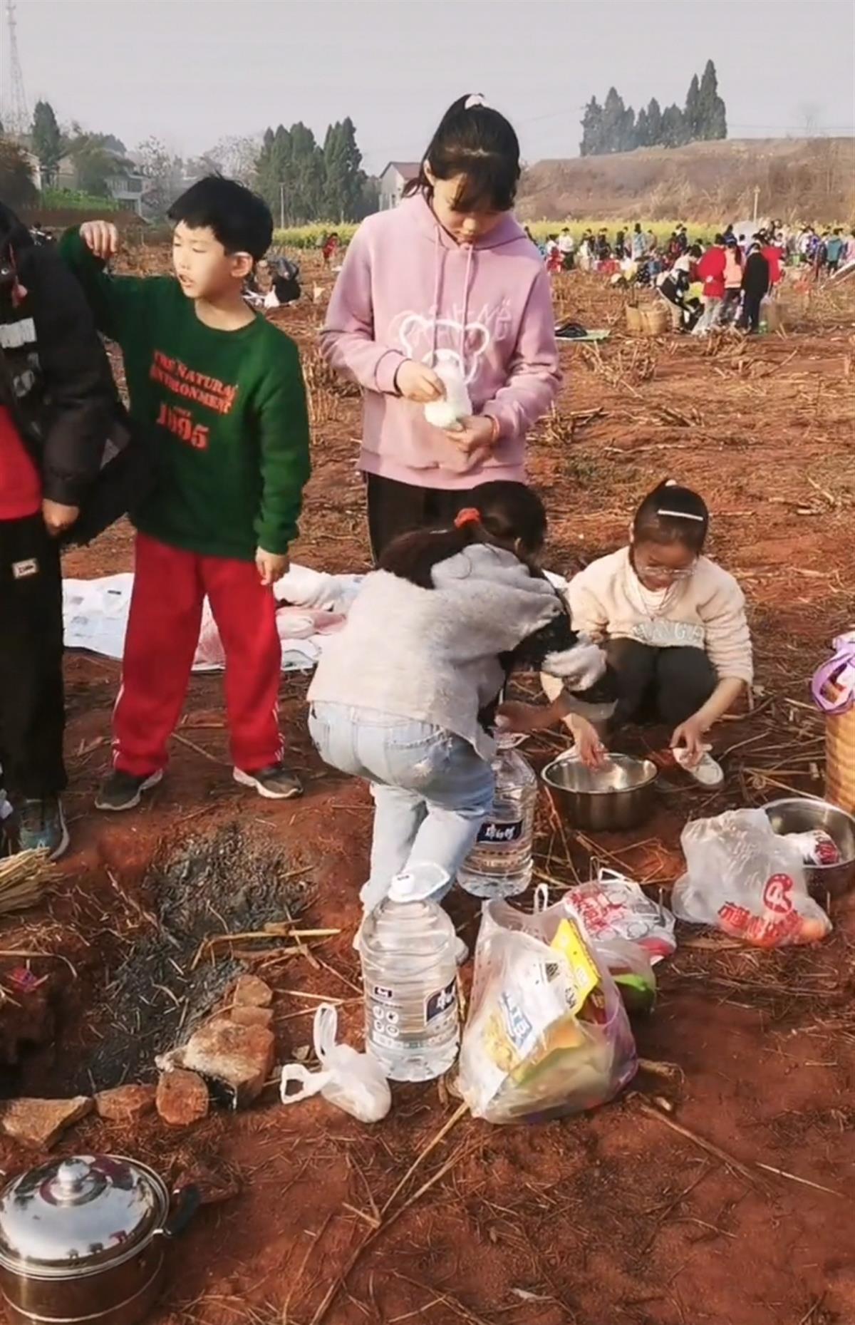 小学生背着“锅碗瓢盆”去春游(多少80后的童年回忆)