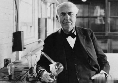 ​爱迪生发明电灯的过程 13个月试用了6000 多种材料试验了7000多次