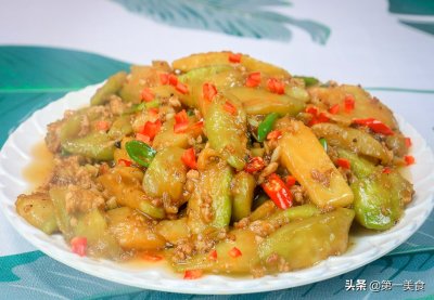 ​肉沫茄子怎么做？这样做太好吃了，比饭店还香，不吸油不发黑，香酥细嫩