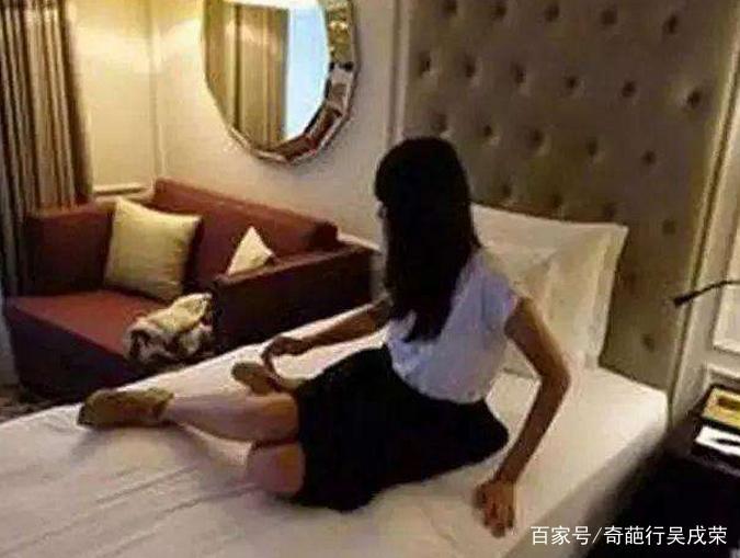 女子宾馆房间洗澡，陌生男子突然闯入，女子：我被“一览无遗”！