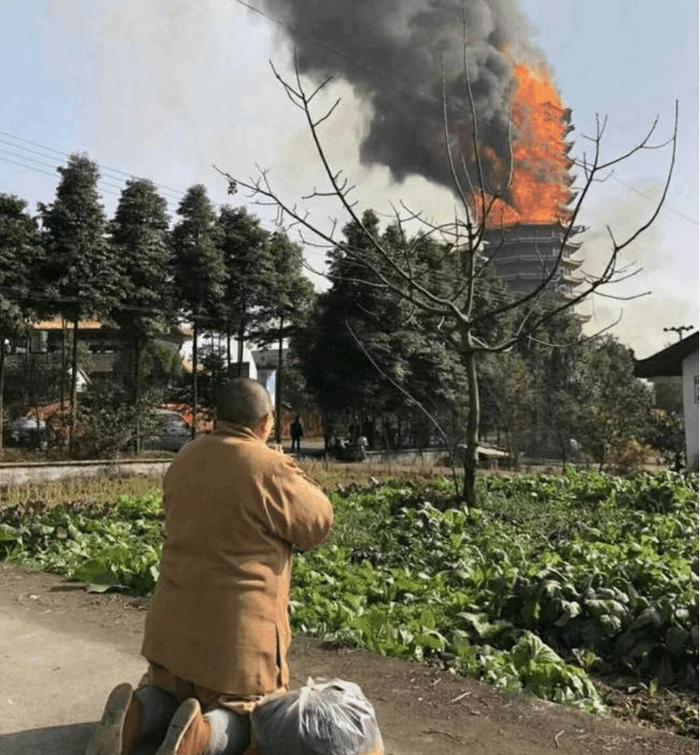 亚洲第一的高的木塔被烧毁,有网友叫好点赞过千,有僧人在外跪拜