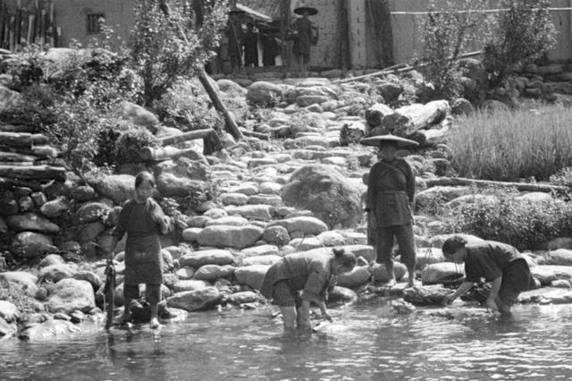 广西大瑶山1931年，昔日的瑶族山寨