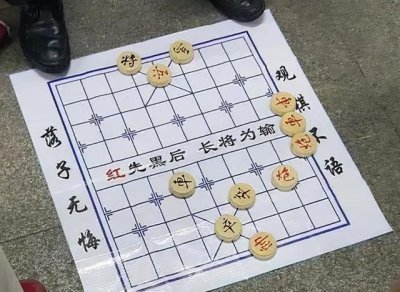 ​街边“象棋残局”，真的能捡漏？摊主能错无数次，而你只能错一次