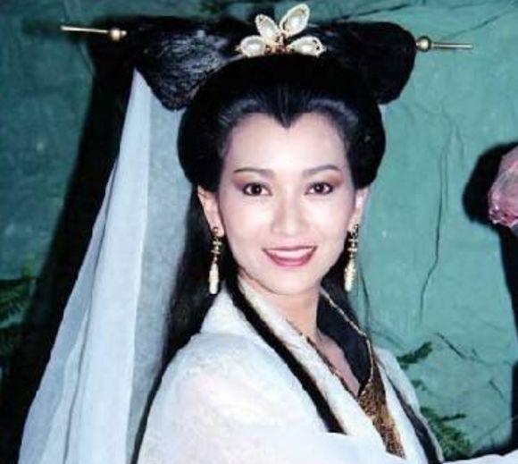 “不老女神”赵雅芝素颜照，离开化妆素颜似大妈，女神也会老去