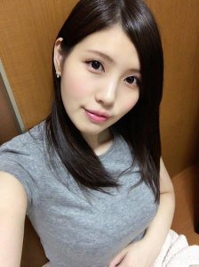 ​日本美女漫画家因高颜值身材傲人走红网络