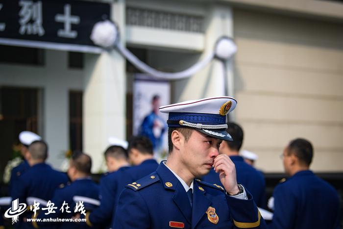 忠魂不泯浩气长存 合肥千人送别22岁烈火英雄孟鸣之