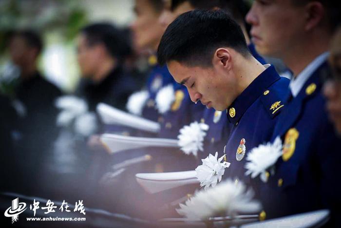 忠魂不泯浩气长存 合肥千人送别22岁烈火英雄孟鸣之