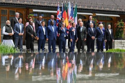 ​G7峰会首脑们合影勾肩搭背好随意鲍里斯跷二郎腿，夫人们大比拼