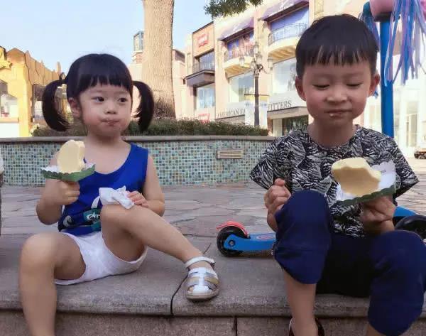 姚晨微博晒美照，女儿小茉莉罕见出镜！