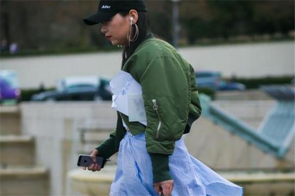 飞行夹克配什么衬衫 轻松玩转冬季衣柜