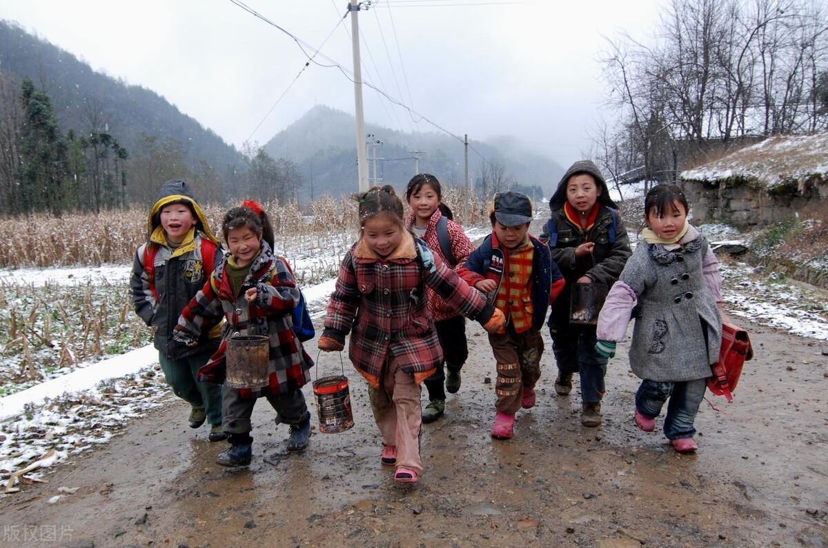 贫困地区的孩子图片生活 贫困地区的孩子图片吃饭上学