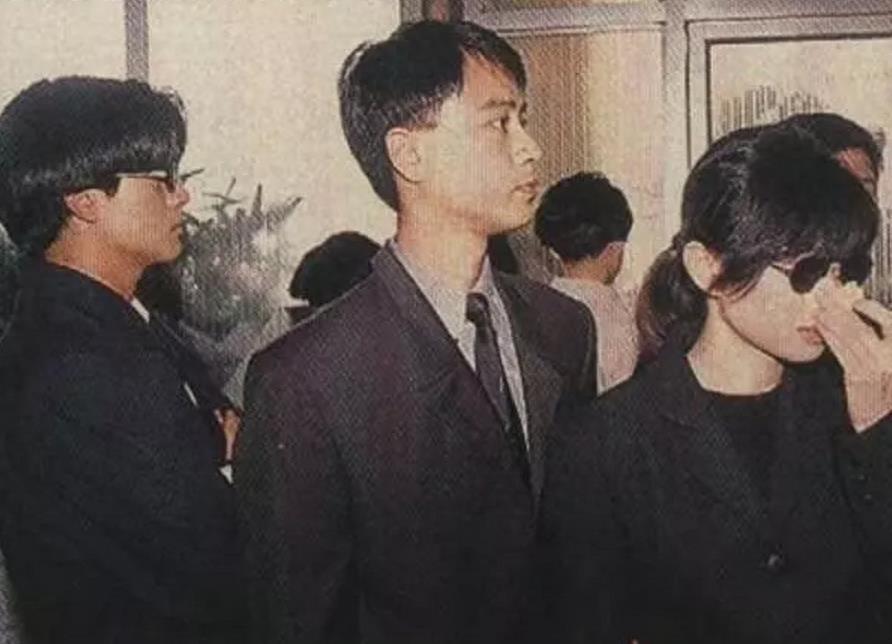 1993年黄家驹葬礼照片：现场歌迷掩面痛哭，香港警察竭力维持秩序