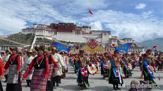 你知道第五套人民币50元纸币背面风景图案是哪里？马上拿出来对比