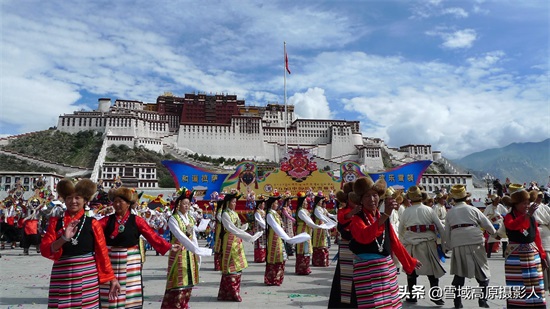 你知道第五套人民币50元纸币背面风景图案是哪里？马上拿出来对比