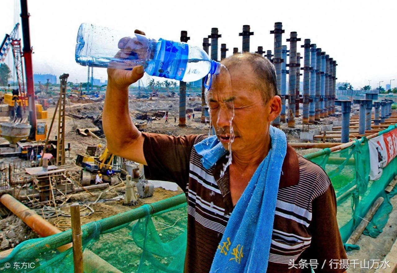 高温下建筑工人挥汗如雨10张图，生活艰辛，辛苦的劳动者值得尊重